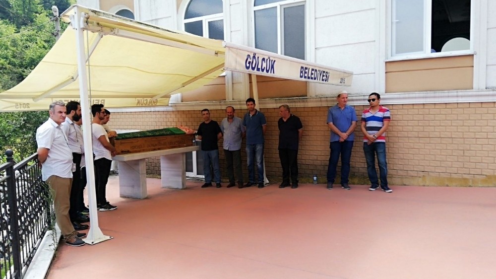 Kapısı açık minibüsten düşerek ölen kadın toprağa verildi 