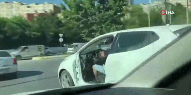 Kapısı olmadan trafiğe çıktı! Görenler şaştı kaldı
