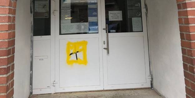 Kapısına çizdiler! Almanya'da camiye saldırı