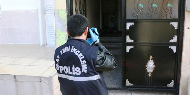 Kapısını kırdıkları evden 10 bin lira ve kredi kartlarını çalıp kayboldular