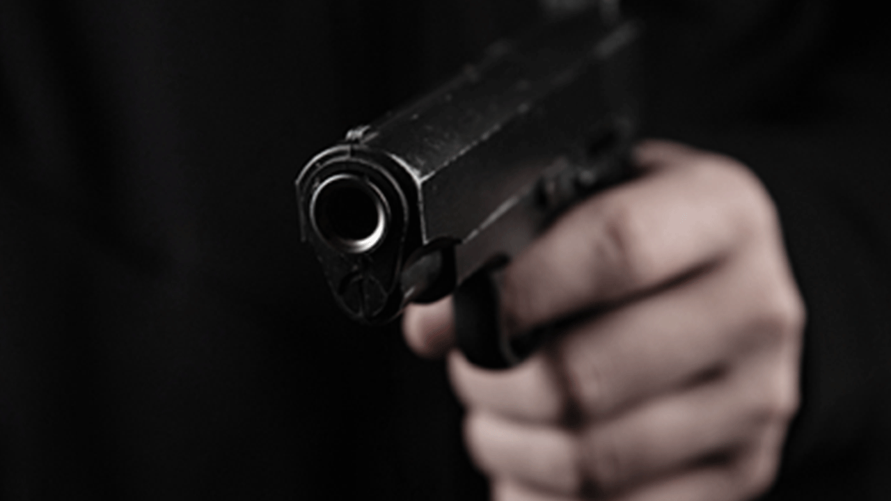 Kapısının önünde oturan terziye kurşun yağdırdılar!