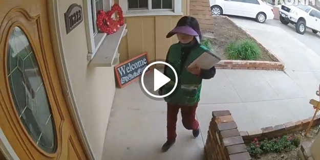 Kapıya broşür bırakan kadının aklını alan köpek