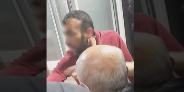 Kapıya siper oldu, cemaati camiye sokmadı