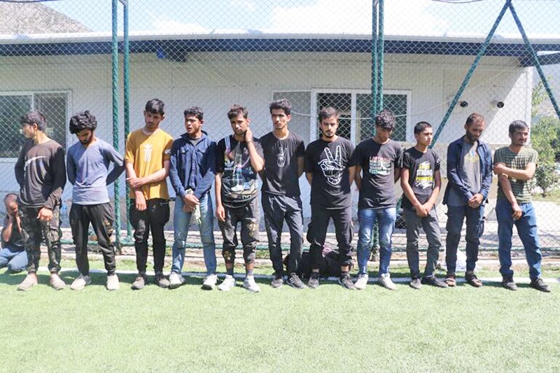 Kapıyı kapasan bacadan giriyorlar: TIR dolusu kaçak Afgan göçmen yakalandı