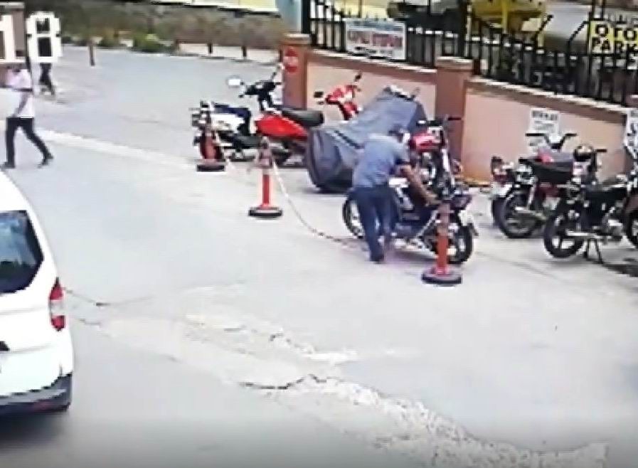 Kapkaç ve motosiklet hırsızlığı güvenlik kamerasında 