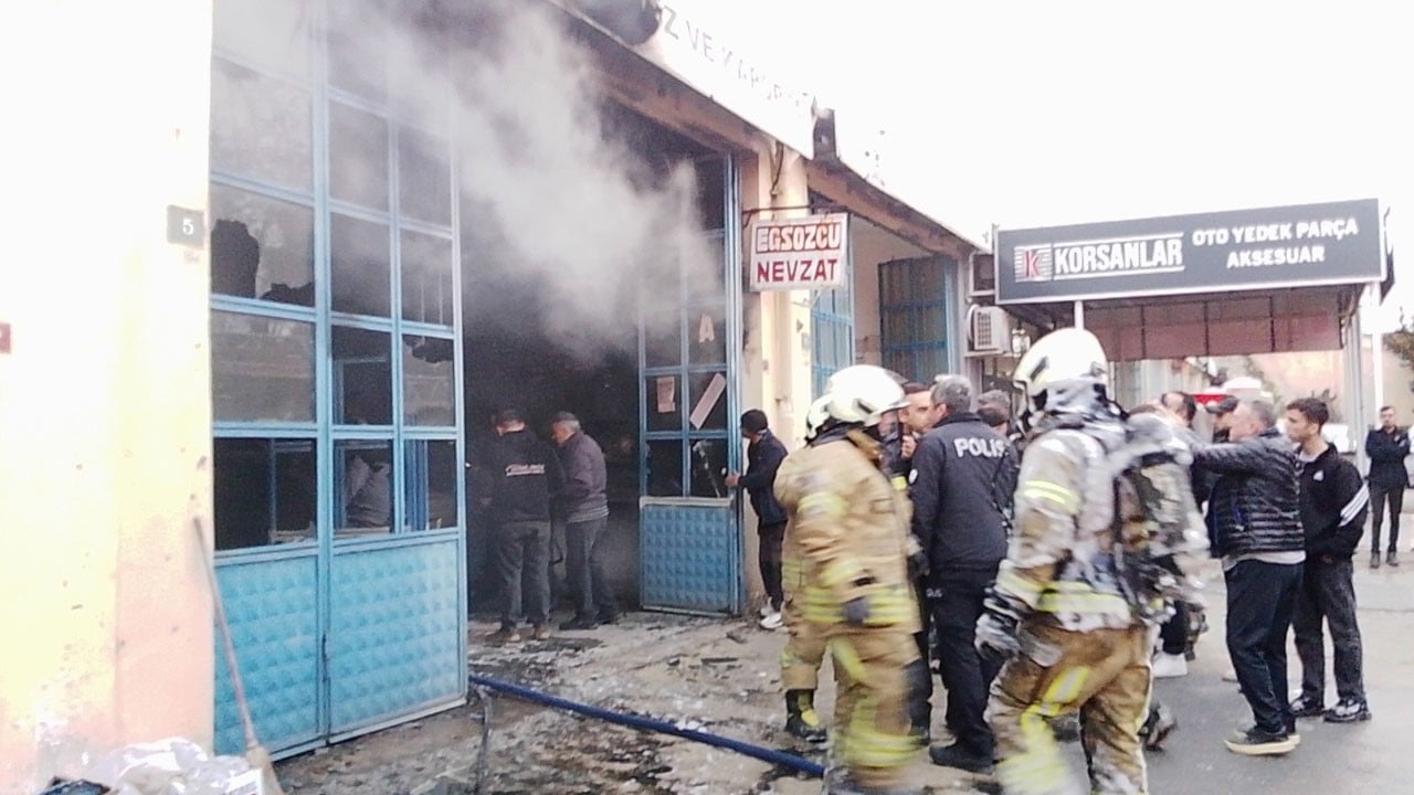 Kaporta dükkanında 2 otomobil kül oldu