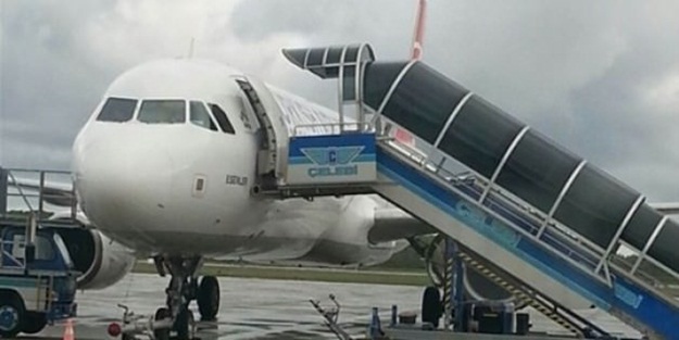 Kaptan farketti, yolcular uçaktan indirildi