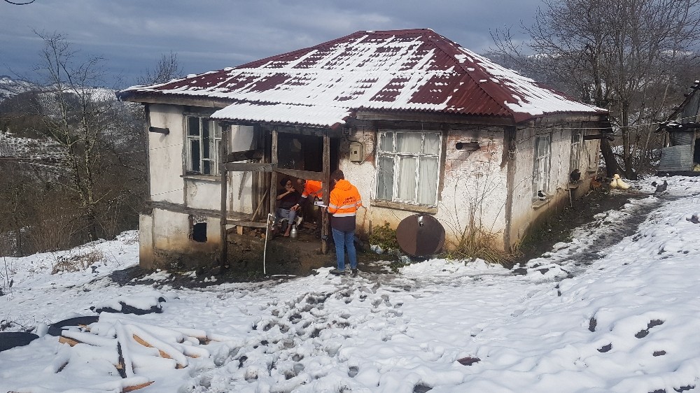 Kar altında erzak yardımı 