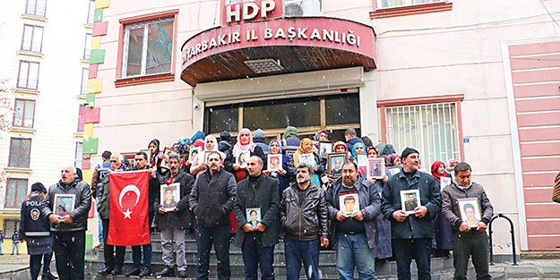 Kar altında evlat nöbeti