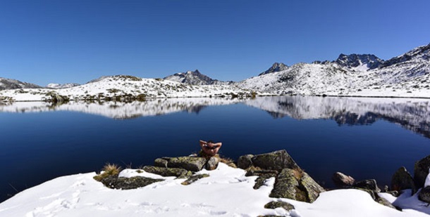 Kar altında yüzme yarışı!
