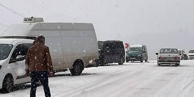 Kar bastırdı! 100'e yakın araç yolda kaldı