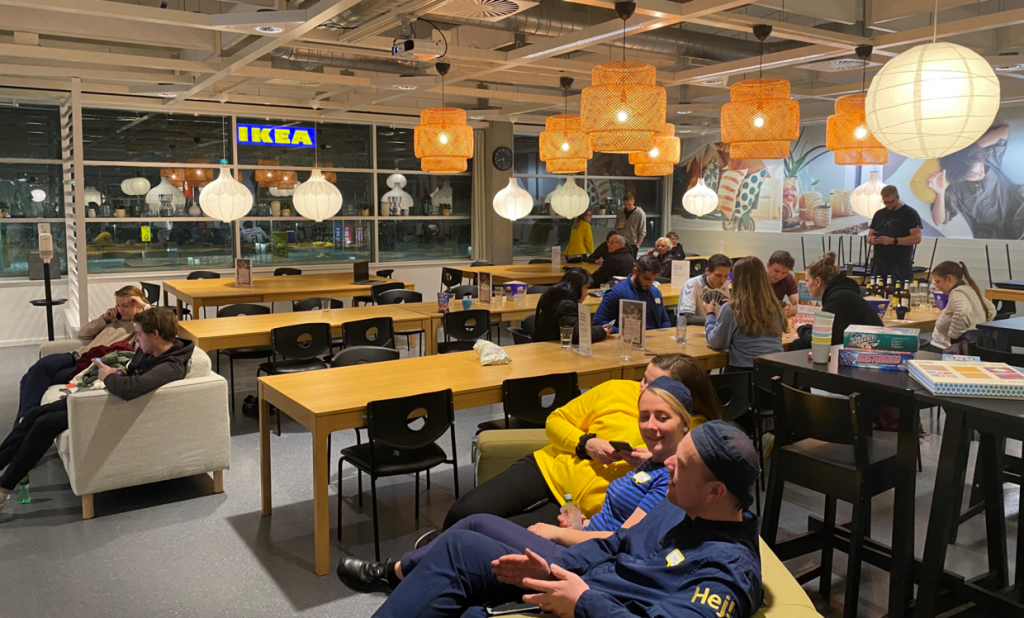 Kar bastırınca geceyi IKEA’da geçirdiler