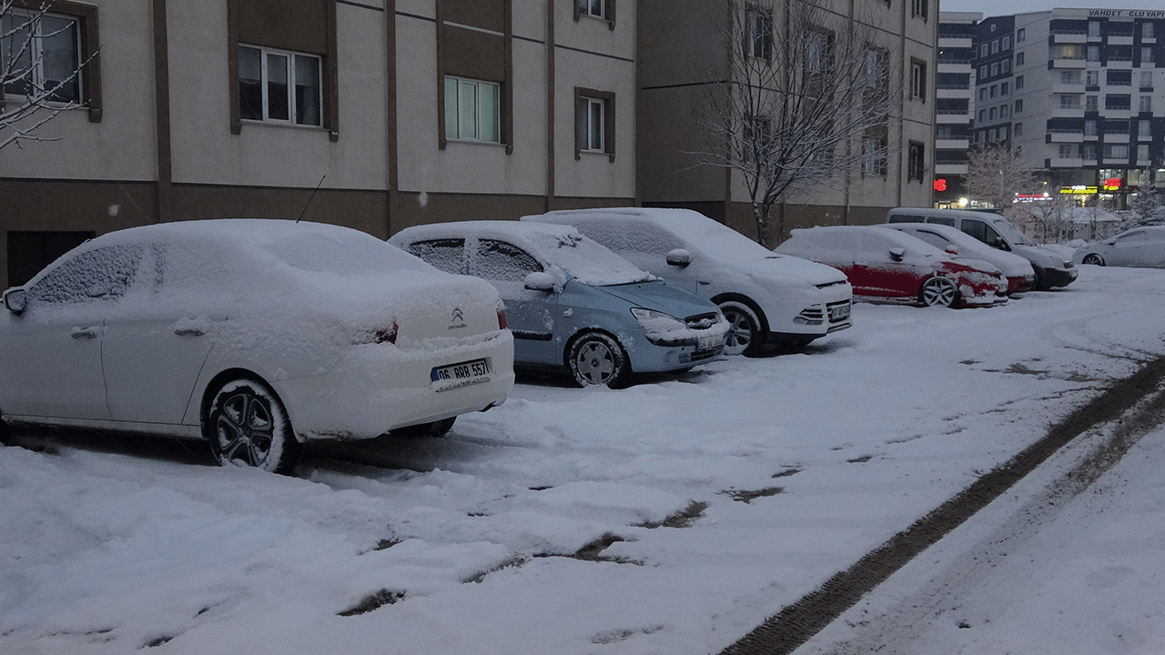 Kar bir anda bastırdı! Kalınlığı 20 santimetreyi aştı