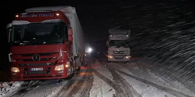 Kar bir anda bastırınca yolda kaldılar