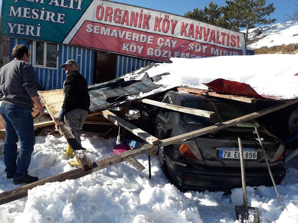 Kar birikintisine dayanamayan garaj çöktü 