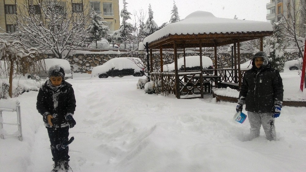 Kar en fazla çocukları sevindirdi, sürücüleri üzdü 