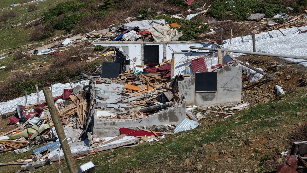 Kar eridi, felaket ortaya çıktı! Sis Dağı’nda çığ yaylayı yok etti