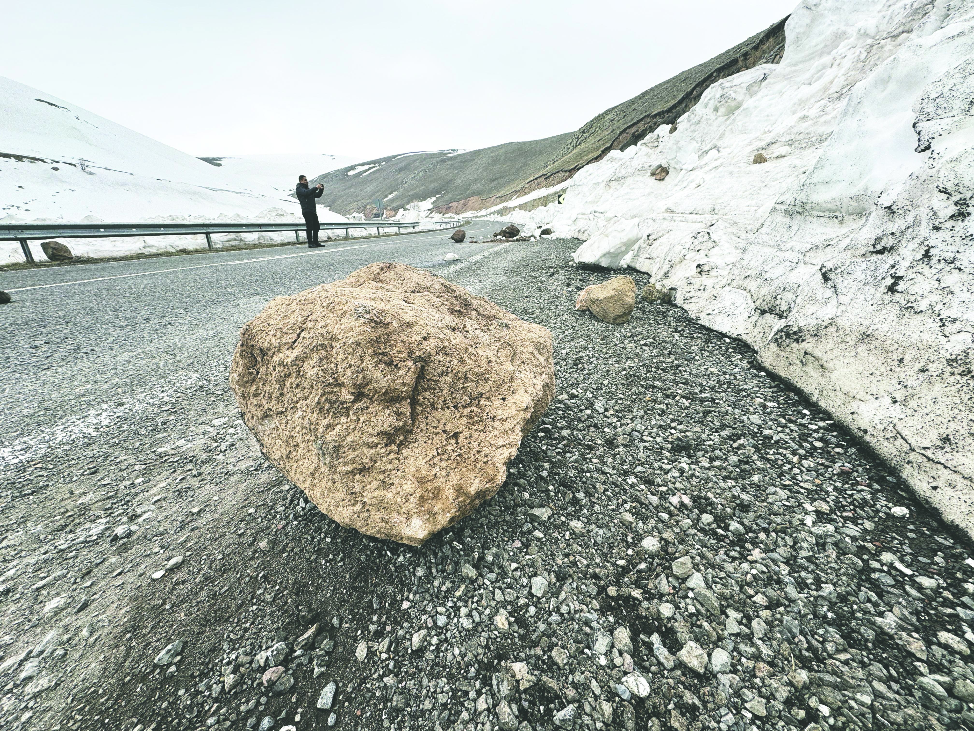 Kar eridi yola kaya parçaları düştü!