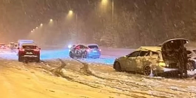 Kar fırtınası, İngiltere'yi felç etti