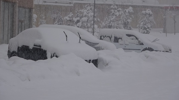 Kar hayatı durdurdu! O ilimizde arabalar evler kar altında kaldı