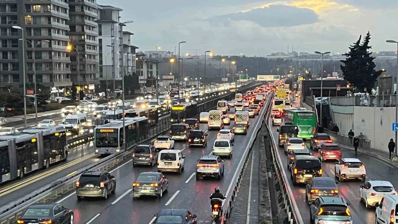 Kar İstanbul'a düştü, trafik alarm veriyor