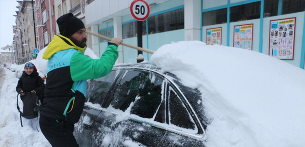 Kar kalınlığı 15 cm... Yüzlerce köye ulaşım engeli
