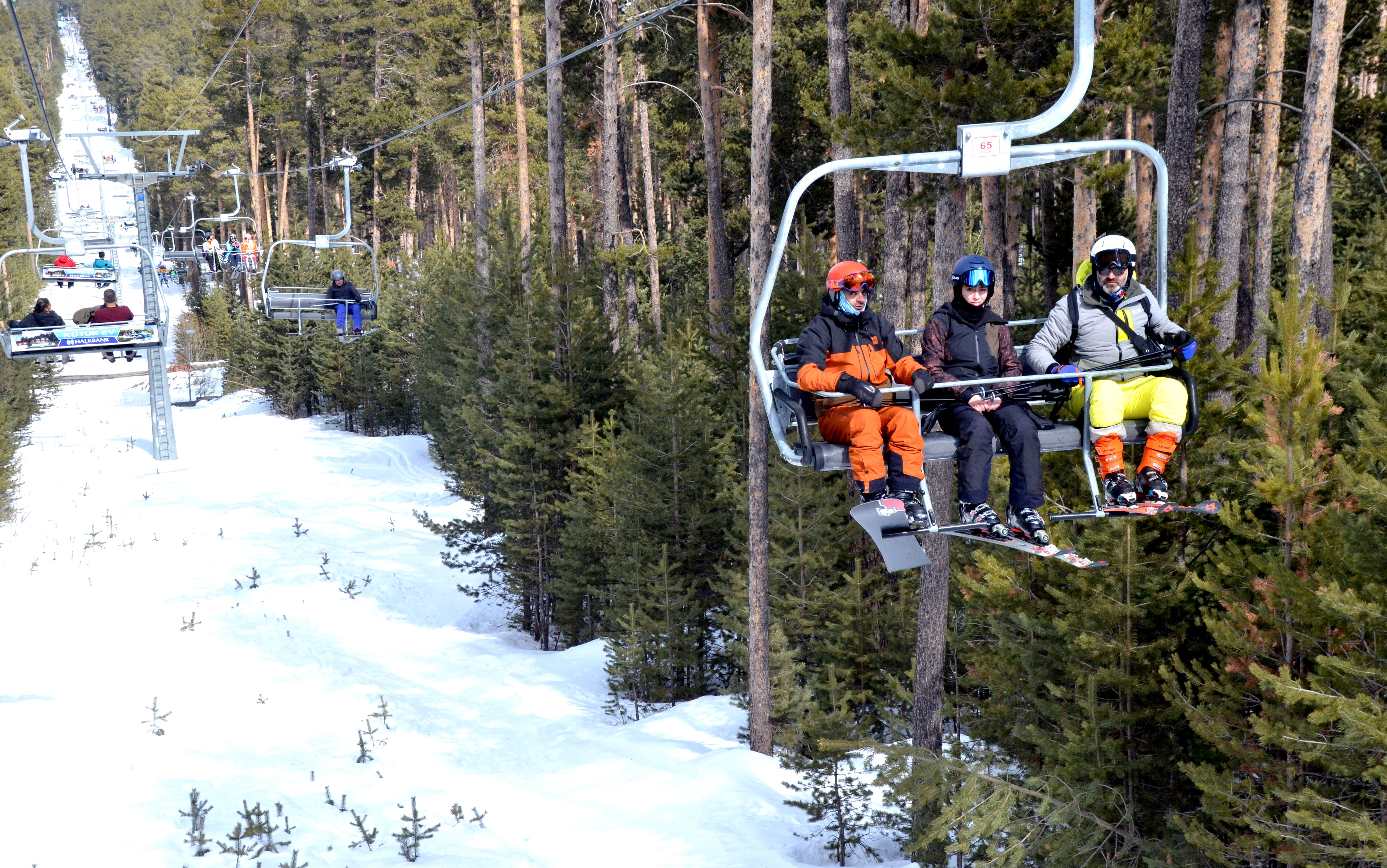Kar kalınlığı 180 metreye ulaşan Sarıkamış Kayak Merkezi'nde kayak keyfi bir başka!