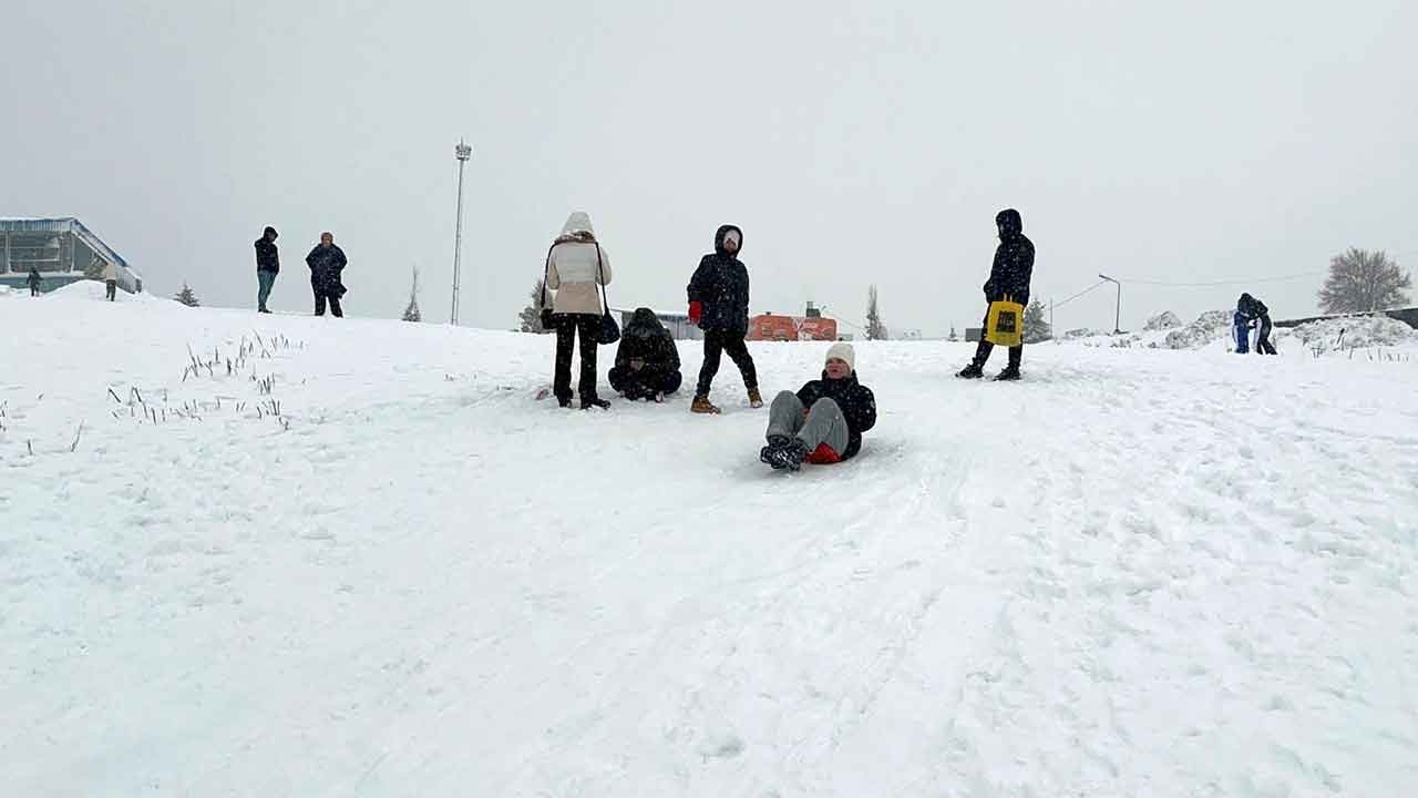 Kar kalınlığı 2 metreye dayandı! Zirvede kış şöleni nisan kapısındayken devam ediyor!