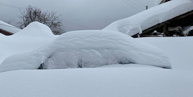 Kar kalınlığı 2 metreyi aştı! Araçlar kara gömüldü
