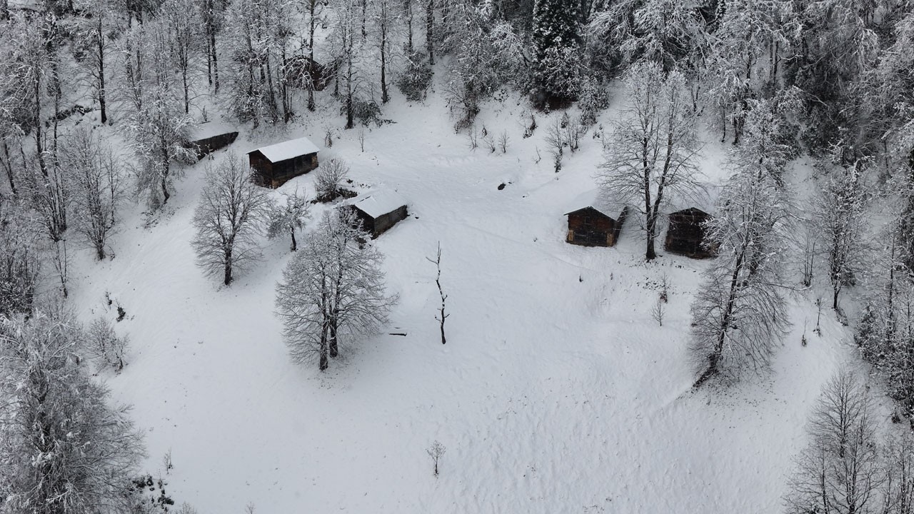 Kar kalınlığı 20 santimetreye ulaştı! Ayder nisan ayında beyaza büründü