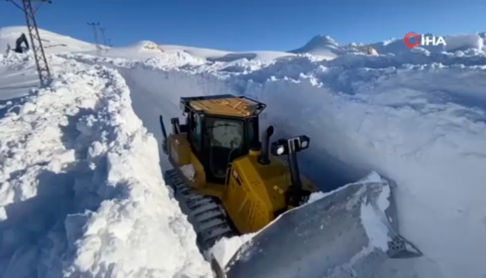 Kar kalınlığı 3 metreyi geçti, dozer karda kayboldu