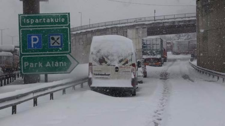 Kar kalınlığı 40 santimetreye ulaştı: Mahsur kaldılar