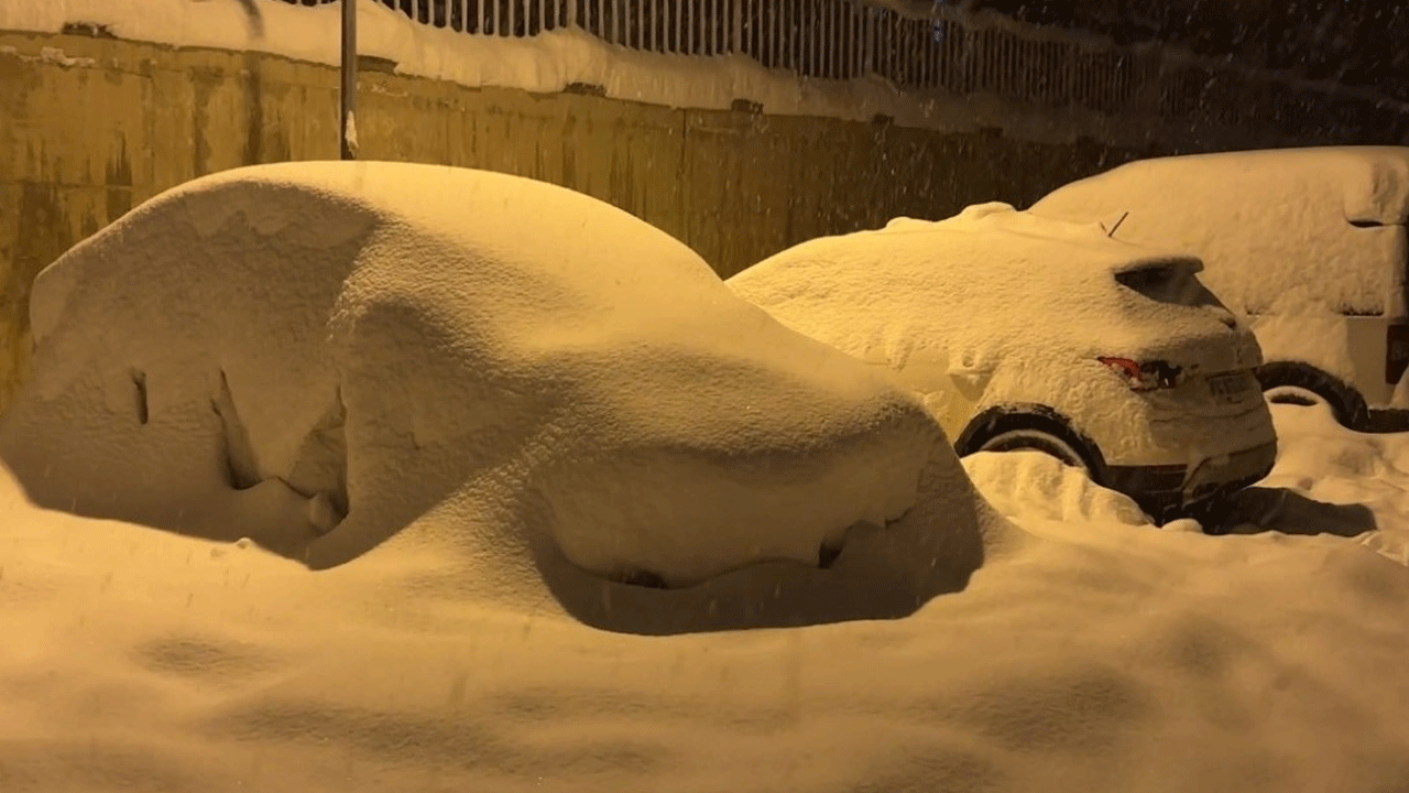 Kar kalınlığı 50 santimetreyi geçti! Araçlar kara gömüldü!