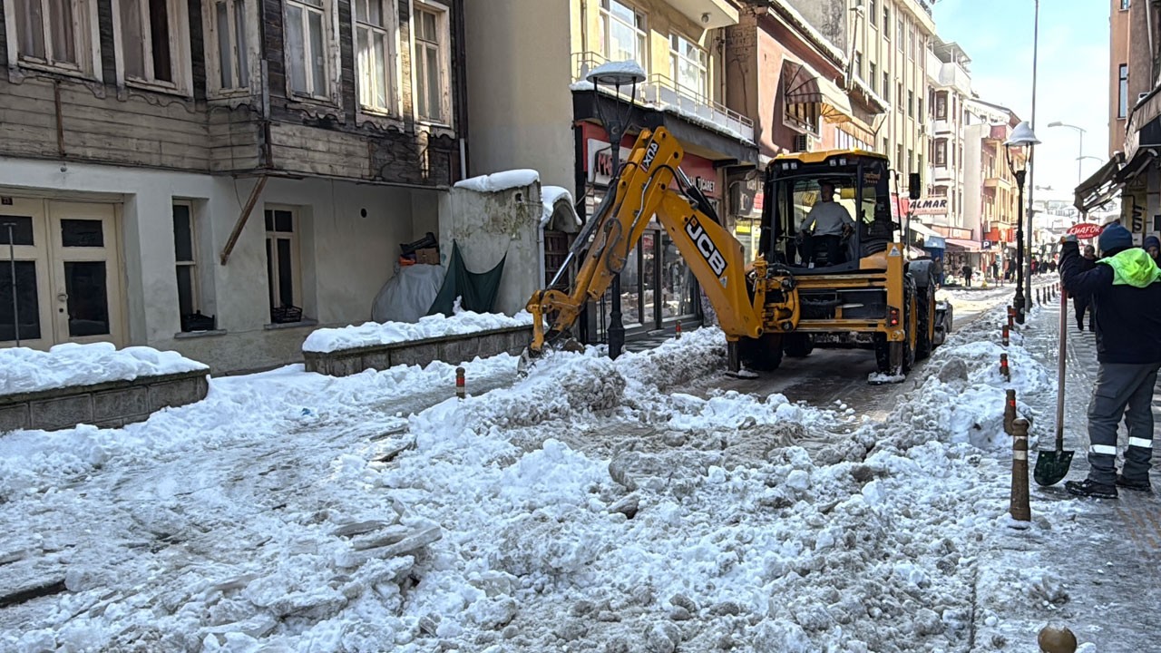 Kar kalınlığı 75 santime ulaştı! 5 bin ton kar ırmağa döküldü