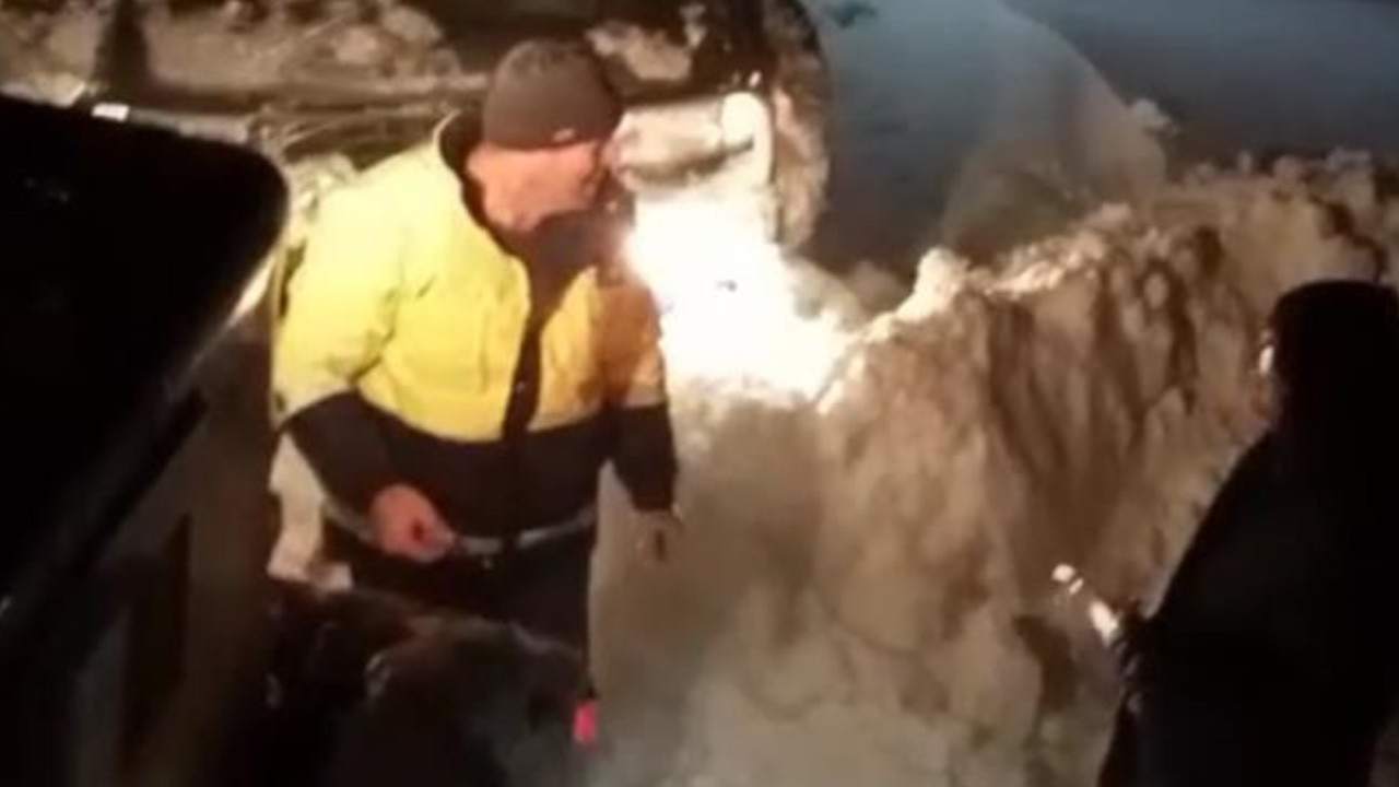 Kar kalınlığının 1,5 metreye çıktı! Ekipler yardımlarına koştu