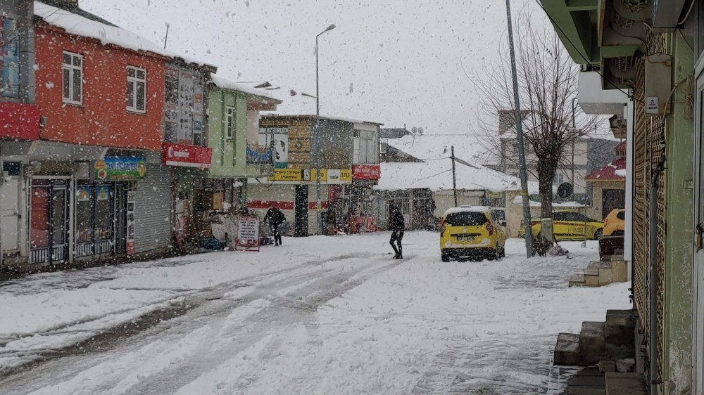Kar, Karlıova’yı tekrar beyaza bürüdü 