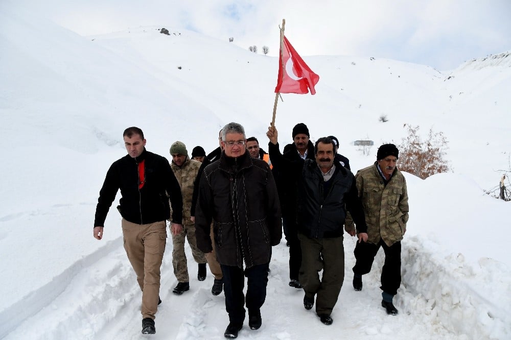 Kar kış demeden depremin yaraları sarılıyor 