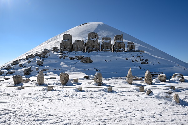 Kar kış demeden Nemrut Dağı'na akın ediyorlar