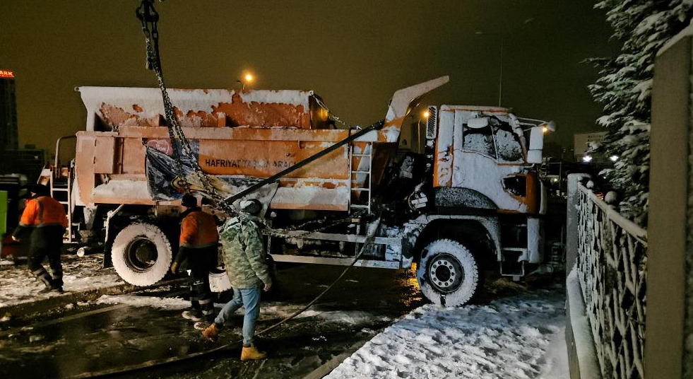 Kar küreme aracı devrildi