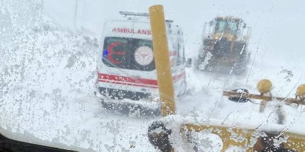 Kar küreme araçları rahatsızlanan kadını hastaneye yetiştirmek için çalıştı