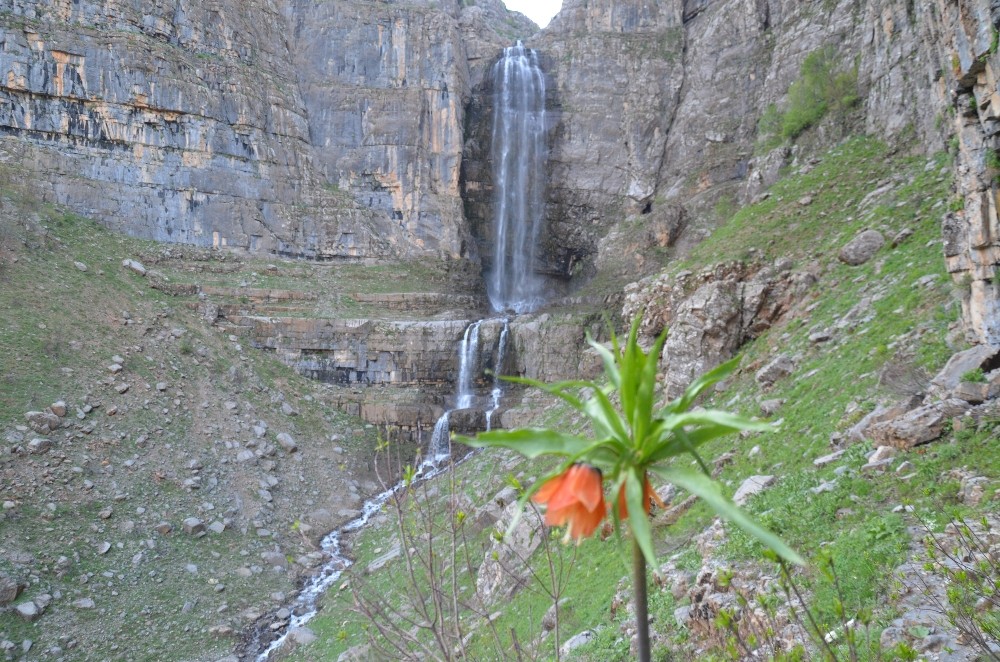 Kar kütleleri eridi dev şelaleler oluştu 