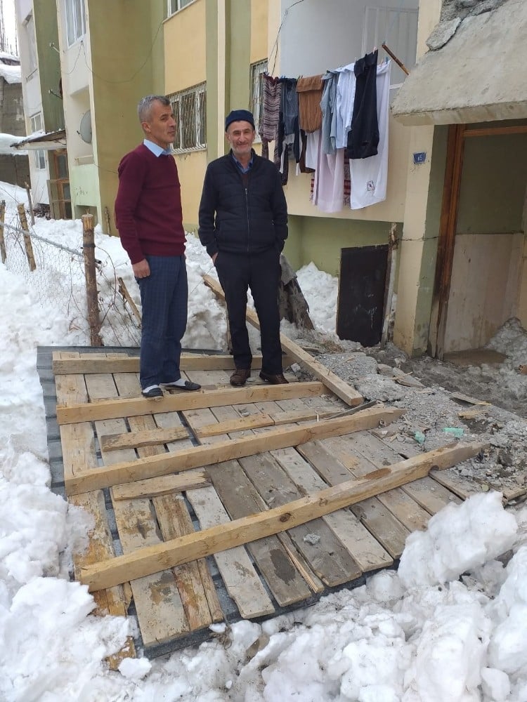 Kar kütlesinin ağırlığına dayanamayan bina girişi çöktü 