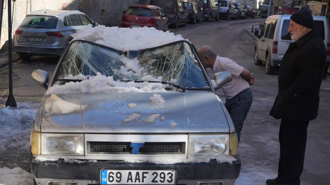 Kar kütlesinin üzerine düştüğü Tofaş hurdaya döndü