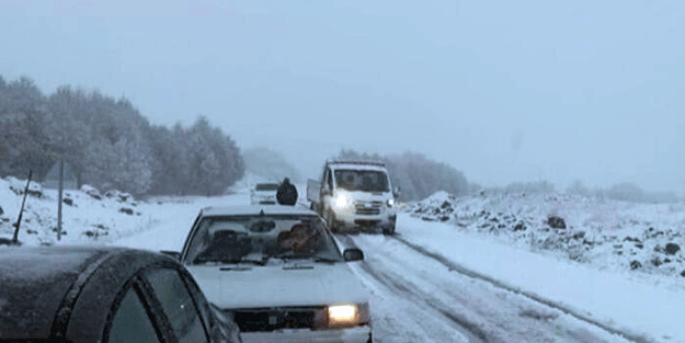Kar lapa lapa yağdı! Araçlar yolda kaldı