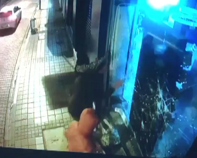 Kar maskeli hırsızlar, camı kırdı 50 saniyede akıllı telefonları böyle çaldılar 