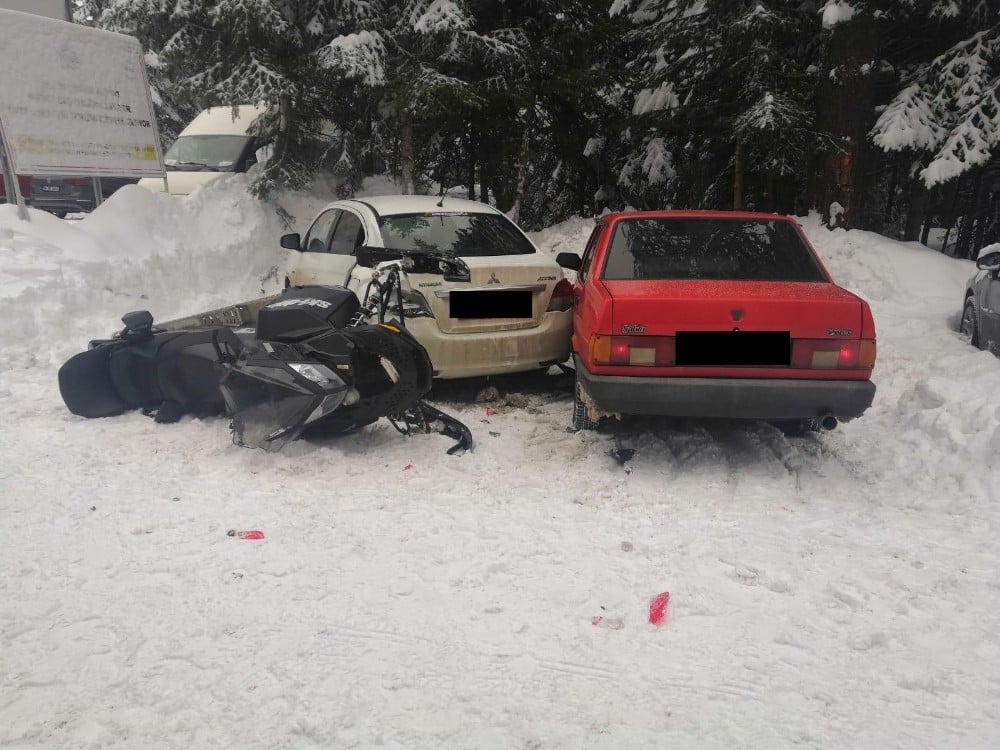 Kar motoruyla park halindeki iki otomobile çarptı: 2 yaralı 