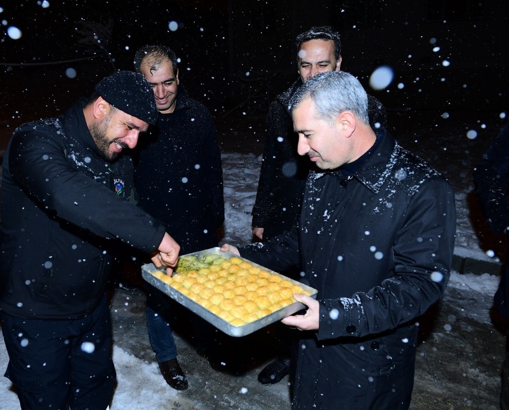 Kar mücadelesinde çalışanlara Başkan Çınar’dan baklava ikramı 