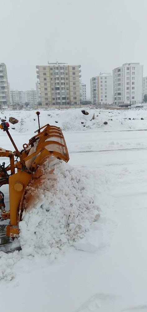 Kar nedeni ile kapanan yollar körüklü makinelerle açılıyor 