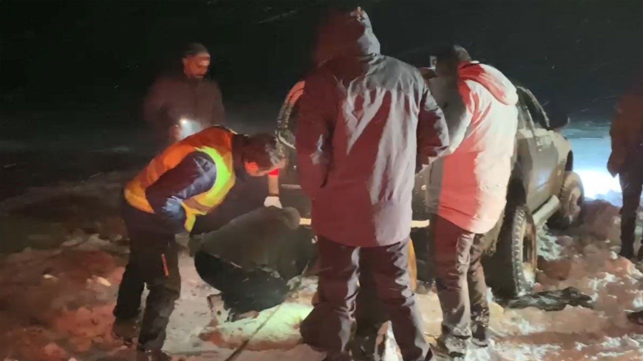 Kar nedeniyle araçlarında mahsur kaldılar