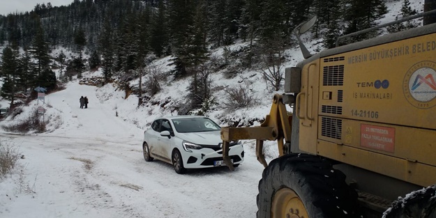 Kar nedeniyle araçlarında mahsur kaldılar! İş makinesiyle ulaşıldı